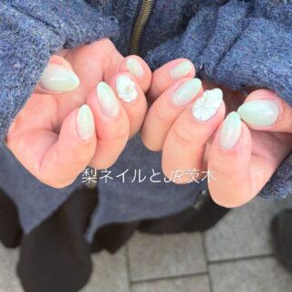 春のお花ネイル💚🌿
.
お店の名前を「梨ネイルとJR茨木」と決めた日から、
緑が大好きになりました🤣🍐
.
1本550円でできます🫧ぜひお声がけください😊